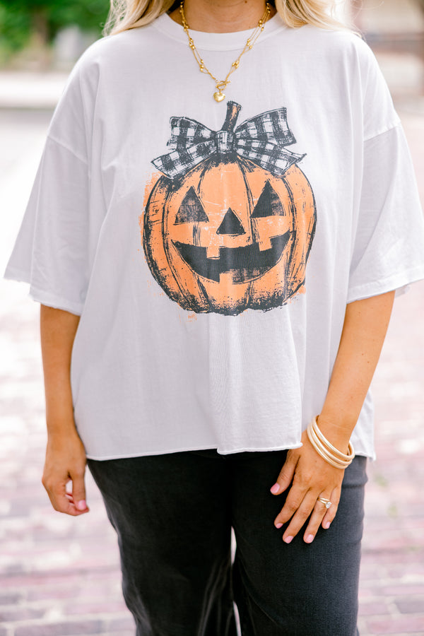 Chic Soul plus size clothing, white vintage wash short sleeve tee with distressed orange jack o' lantern graphic with black and white gingham bow on the stem
