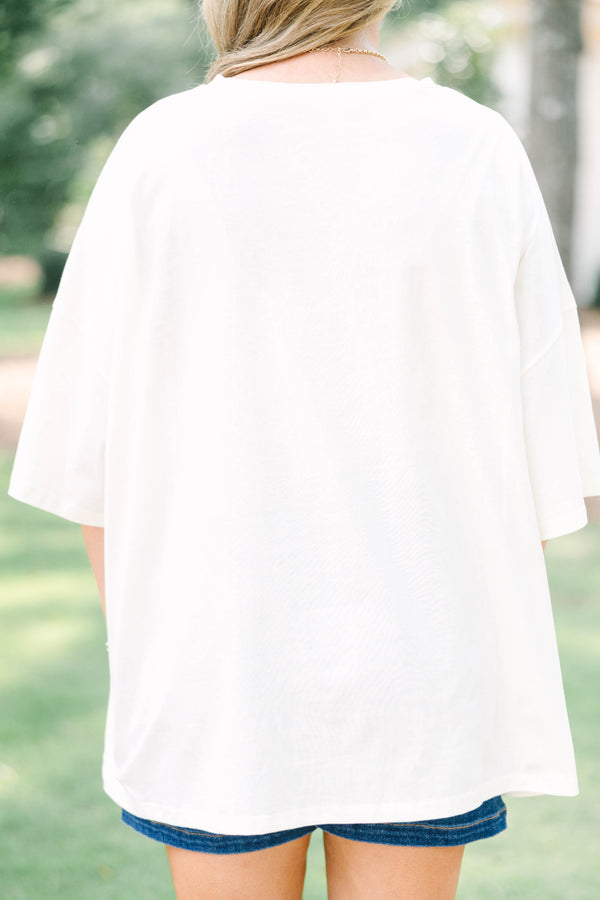 Plus Size ivory boyfriend tee with a mallard duck graphic paired with blue denim shorts.