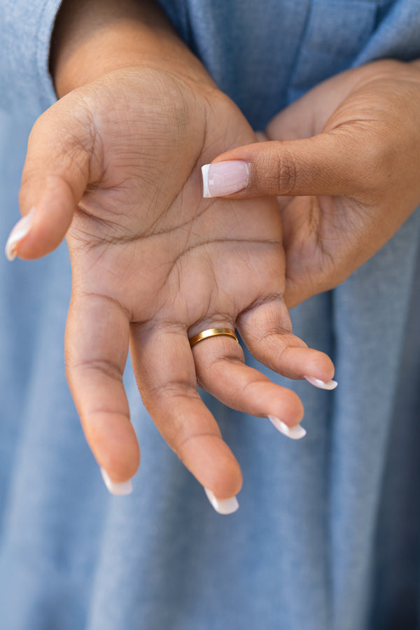 Chic Soul plus size clothing, gold open ring that has a seashell on one side and a starfish on the other side 