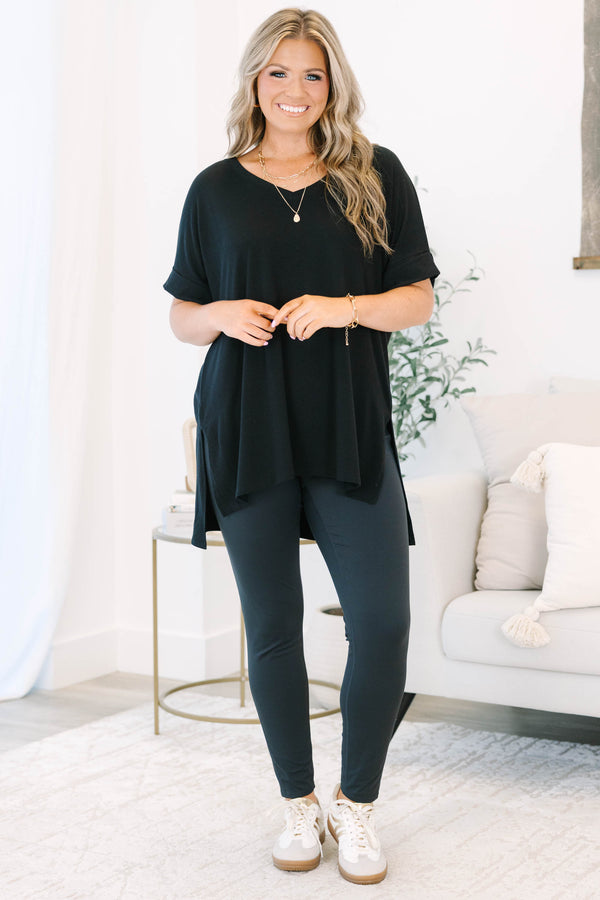 Plus Size black leggings with functional side pockets and flattering seam details.