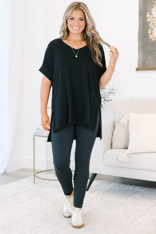 Plus Size black leggings with functional side pockets and flattering seam details.