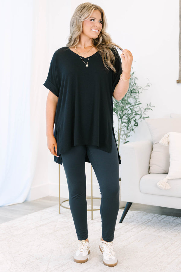 Plus Size black leggings with functional side pockets and flattering seam details.
