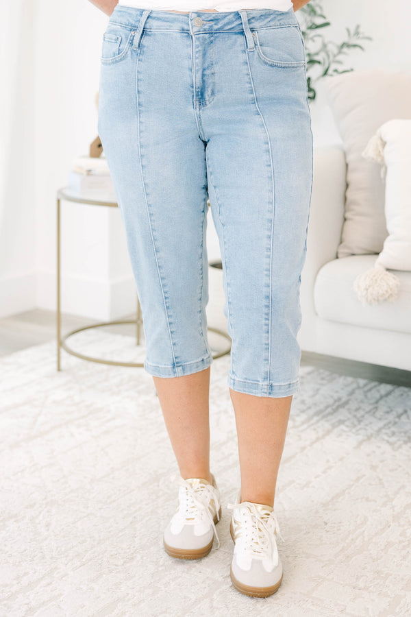 Plus Size light wash denim capris with a front seam detail and a classic five-pocket design.