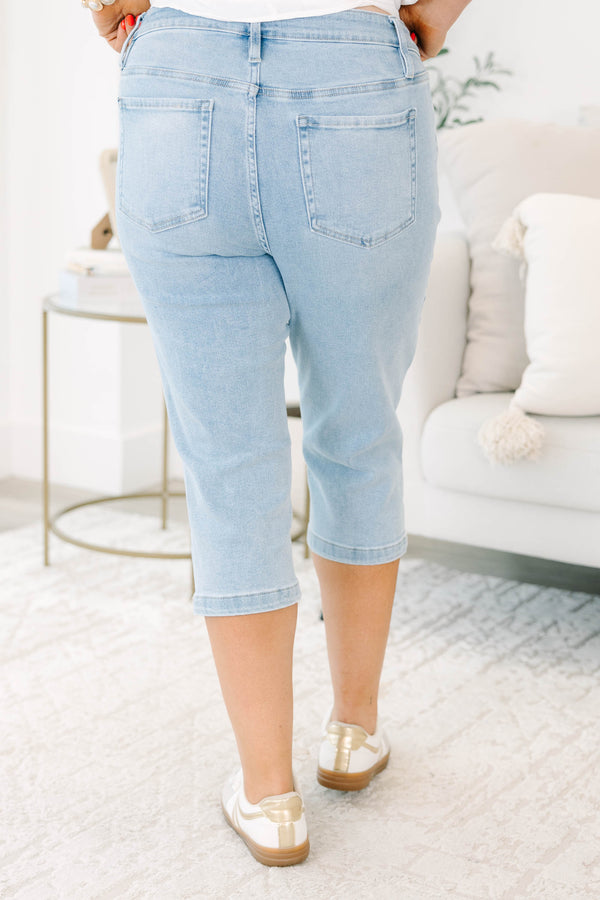 Plus Size light wash denim capris with a front seam detail and a classic five-pocket design.