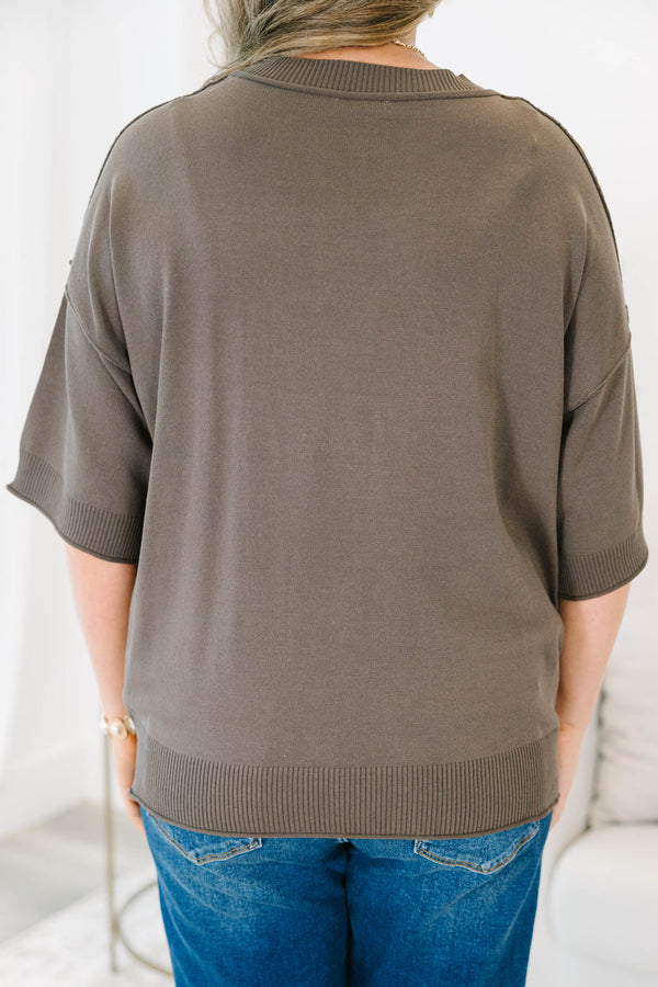 Plus Size brown short-sleeve knit sweater with a ribbed crew neck and relaxed dropped shoulders.