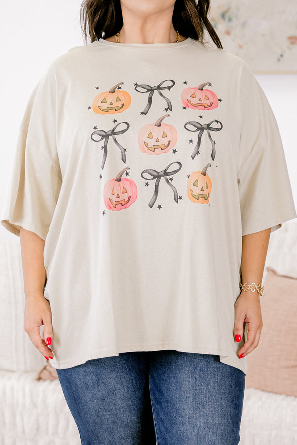 Chic Soul plus size clothing, beige half sleeve crewneck tee with alternating pumpkin and bow graphic