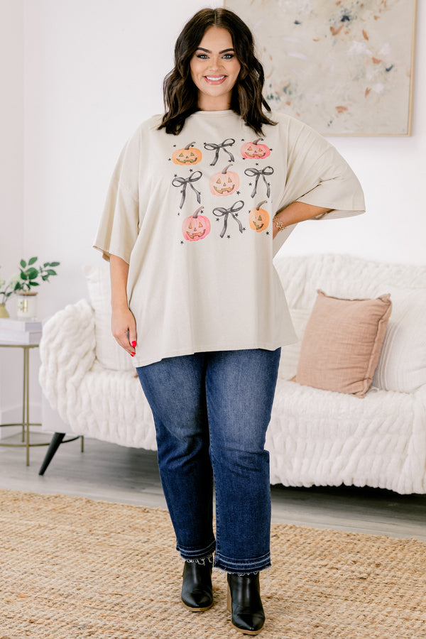 Chic Soul plus size clothing, beige half sleeve crewneck tee with alternating pumpkin and bow graphic