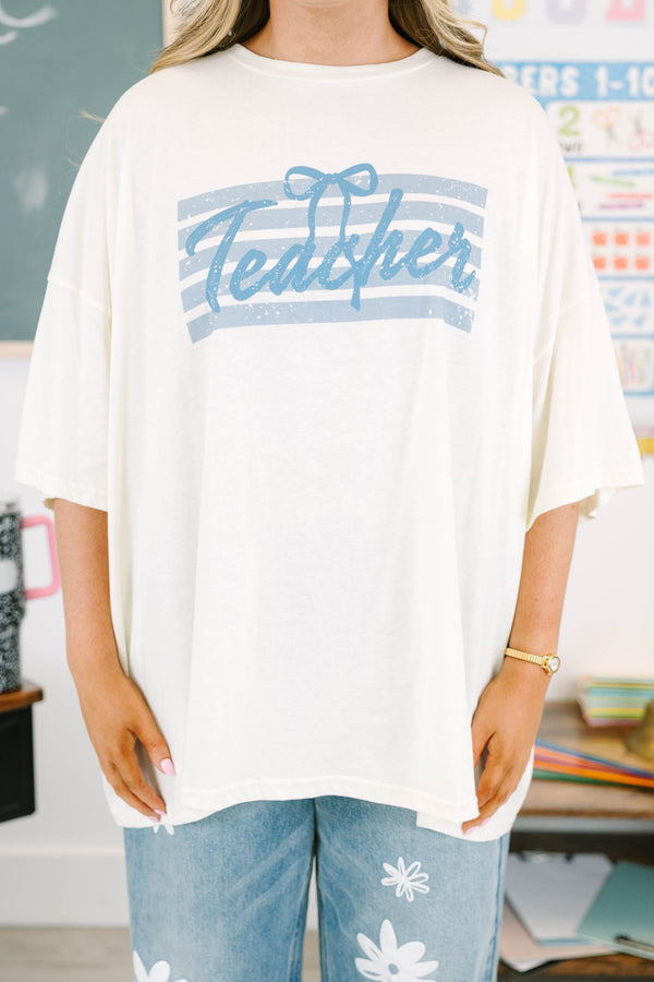 Plus Size ivory oversized boyfriend tee with a blue retro teacher graphic and daisy print jeans.
