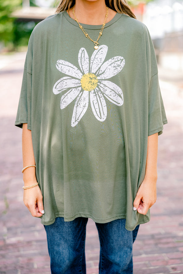 Chic Soul plus size clothing, Moss short sleeve graphic tee with a daisy graphic on the center of the shirt  
