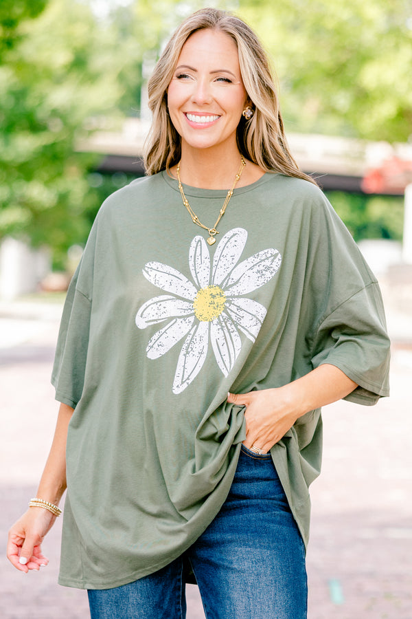 Chic Soul plus size clothing, Moss short sleeve graphic tee with a daisy graphic on the center of the shirt  