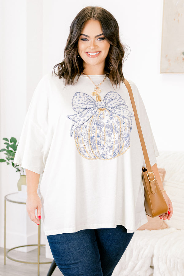 Chic Soul Plus size clothing, ivory graphic tee that has a blue tolie pumpkin graphic in the middle of the shirt with a bow on top