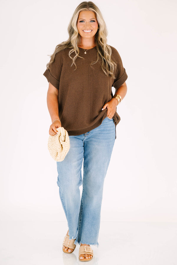 Plus Size brown short-sleeve knit sweater with a round neckline and cuffed sleeves.