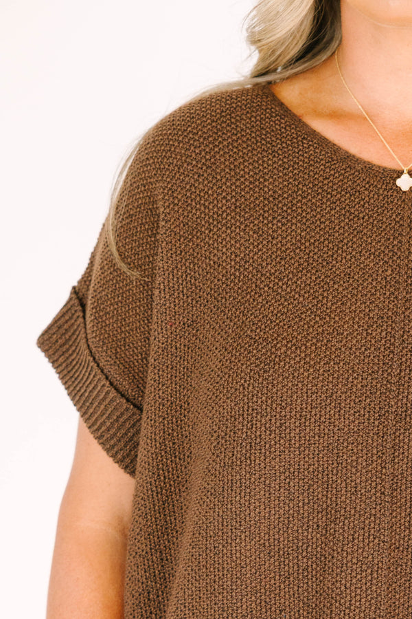 Plus Size brown short-sleeve knit sweater with a round neckline and cuffed sleeves.