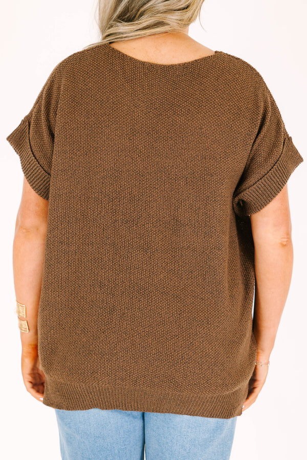 Plus Size brown short-sleeve knit sweater with a round neckline and cuffed sleeves.